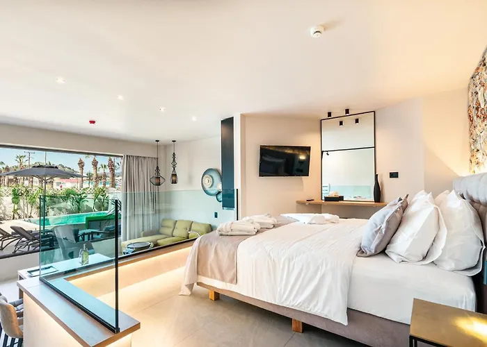 Pathos Seaside Suites